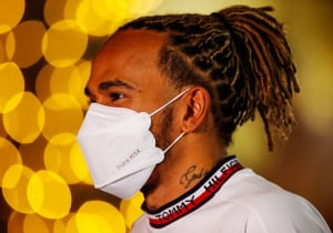 Hamilton moet zichzelf blijven: "Niet zo agressief rijden als Verstappen"