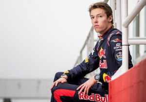 Carlos Sainz: 'Kvyat verdient een plek in de Formule 1'