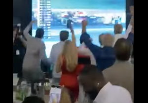 VIDEO: Nederlandse fans in VIP op Yas Marina uit hun dak bij inhaalactie Verstappen