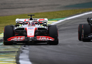 Magnussen snelste in halfnatte kwalificatie in Brazilië en pakt eerste pole voor Haas