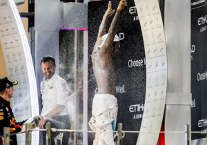 De reden waarom Hamilton zich ontdeed van zijn bovenstuk: 'Still I Rise'