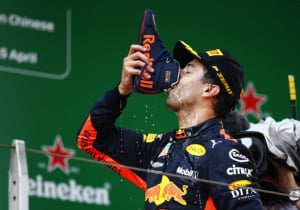 Ricciardo over claim Shoey: 'Misschien doe ik wel een helmey'