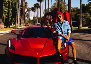 Hamilton laat zijn sportwagens stofhappen om milieu te redden