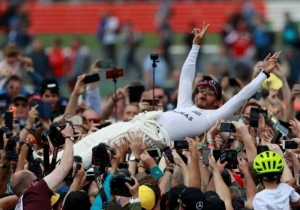 Lewis Hamilton bezoekt hoofdkantoor Petronas om titel te vieren