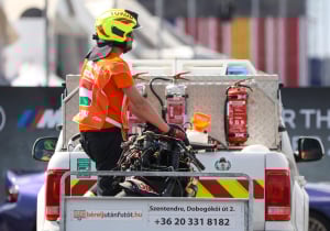Enorme crash in MotoGP: motor Acosta raakt in Hongarije cameraman met hoge snelheid