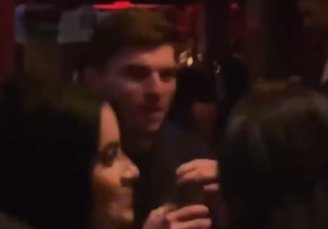 Verstappen geniet van vermeend feestje in nachtclub: fans discussiëren erop los