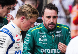 VIDEO: Lawson CHOCA a Fernando Alonso y lo deja FUERA de la carrera