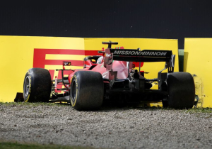 VIDEO: Leclerc parkeert Ferrari in bandenstapel en zorgt voor code rood in VT2