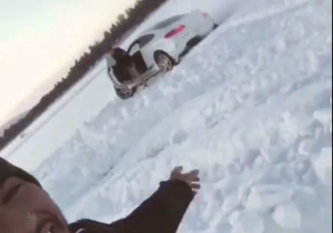 Toto Wolff begeeft zich op glad ijs en crasht twee wagens in de sneeuw