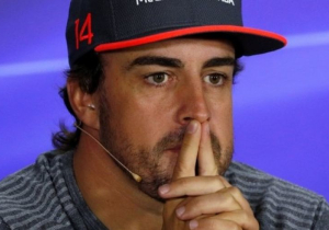 FIA bestraft Alonso voor negeren blauwe vlaggen