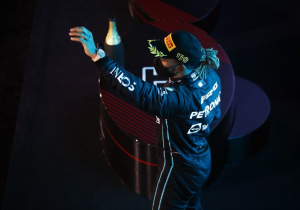 Hamilton heeft geen reactie op 'karma' Red Bull: "Focus mij op het positieve"