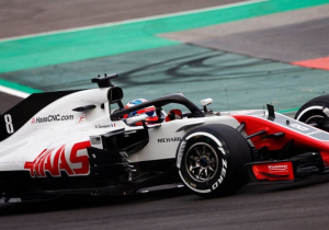 IN BEELD: Haas kiest voor zwart-witte livery