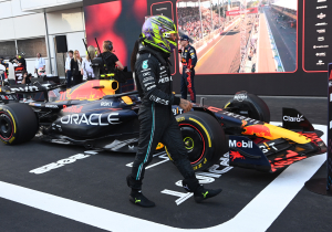 F1-cameraman schiet Hamilton te hulp in pitstraat tijdens Sprint Shootout