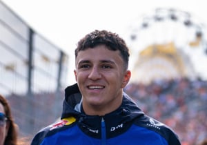 Hadjar grapt over polsblessure: 'Op de bank zitten leverde mij podium én nieuw contract op'