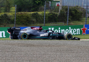 Marko schreef Hamilton al af na uitstapje in grindbak: "Hij had geluk met de rode vlag"