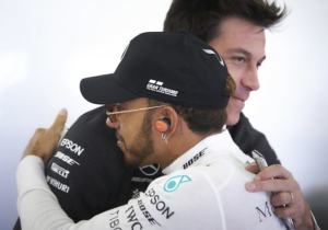 Wolff looft 'complete' Hamilton: "Als hij zo doorgaat, komt er nog meer"