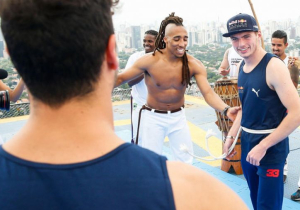 IN BEELD: Max Verstappen en Daniel Ricciardo krijgen masterclass Capoeira!