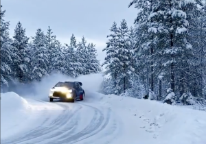 VIDEO: Bottas scheurt keihard door de Lapse wildernis