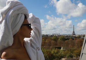 Kelly Piquet schittert in badjas onder de Franse zon