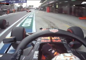VIDEO: Verstappen passeert concurrentie vast in de pitstraat