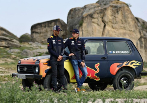 IN BEELD: Ricciardo en Verstappen hebben autopech in de woestijn!