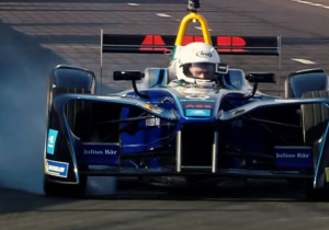 VIDEO: Acteur Orlando Bloom crasht Formule E-auto