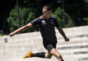 IN BEELD: Verstappen leeft zich uit op voetbalveld en ijshockeybaan