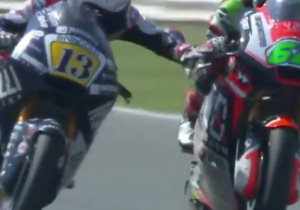 VIDEO: Moto2-rijder knijpt in de rem van concurrent