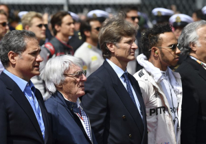 Ecclestone verdedigt uitspraken Piquet: 'Hamilton had het moeten negeren'