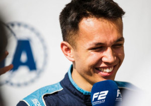 Alexander Albon maakt startnummer bij Toro Rosso bekend