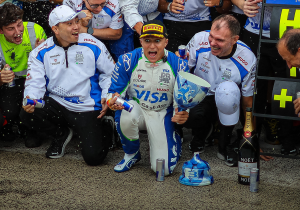 Hadjar ontvangt vervangende trofee na schade in Zandvoort