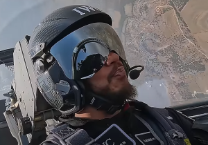 VIDEO: Hamilton bestuurt straaljager als onderdeel van astronautentraining