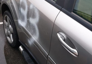 Mercedes in Tegelen beklad met startnummer Verstappen: 'Laffe ratten'