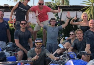 IN BEELD: Verstappen vermaakt zich opperbest met vrienden op Ibiza
