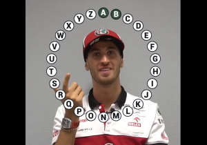 Giovinazzi valt flink door de mand bij Alphabet Game: 'HANS? Headrest? Helmet?'