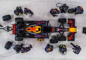 In beeld: Verstappen maakt eerste meters met startnummer 1