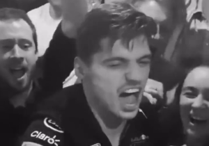 Gouden beelden: zichtbaar aangeschoten Verstappen zingt 'We Are The Champions'