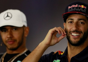 HAHA! Ricciardo legt op hilarische wijze uit waarom zijn auto wel heel blijft en die van Verstappen niet
