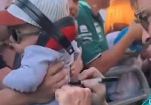 Alonso firma su autógrafo más INESPERADO en Barcelona