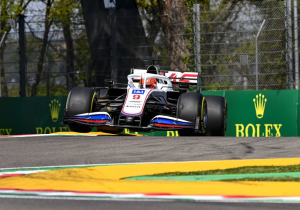 Steiner ziet Mazepin opnieuw worstelen: "Iedereen slaat op hem in, dat maakt het moeilijker"