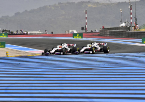 Schumacher hekelt agressieve rijstijl Mazepin: 'Misschien tijd voor ellenbogenwerk'