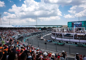 FIA stelt start Formule 2-race met half uur uit vanwege hevige regenval in Miami