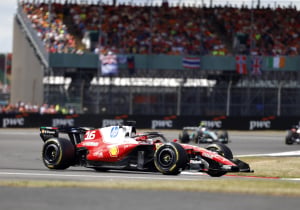 Verstappen crasht in slotfase en verliest podium, Leclerc pakt zege in Silverstone