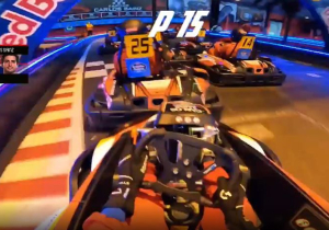 VIDEO: Carlos Sainz geeft hele kartveld het nakijken vanaf de laatste plaats