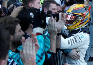 VIDEO: Hamilton toont emoties na zege in Japan