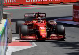 Leclerc pakt verrassende pole in Bakoe: 'Ronde was echt sh*t, niet verwacht'