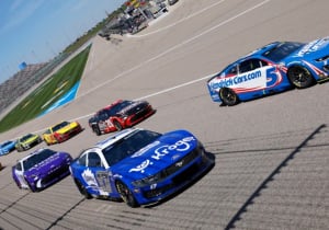 Spectaculaire crash: auto vliegt over de kop in NASCAR-race | F1 Shorts