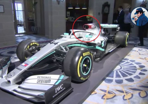 Red Bull neemt Mercedes op de hak met 'grote rode puist' op de wagen