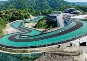 Miljardair laat voor $200 miljoen eigen privécircuit bouwen om tegen vrouw en kinderen te racen