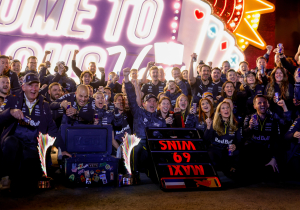 Verstappen zorgt voor hilariteit met nummer 69: "Ik wil het ondersteboven!"